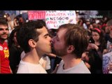 Ativistas dão 'beijaço' em repúdio a Levy Fidelix