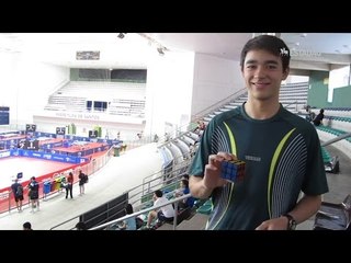 Craque no cubo mágico, mesa-tenista monta brinquedo em 9 segundos