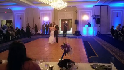 La plus belle danse de mariage entre un pere et sa fille... Emouvant