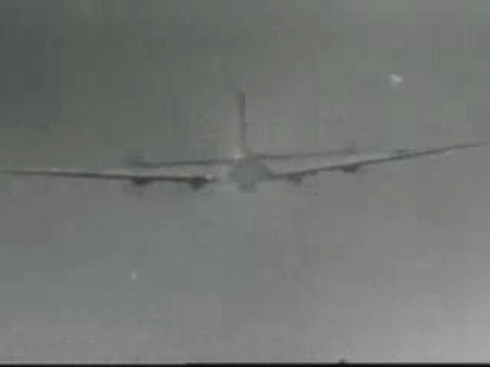 B-17 touché par la DCA allemande.
