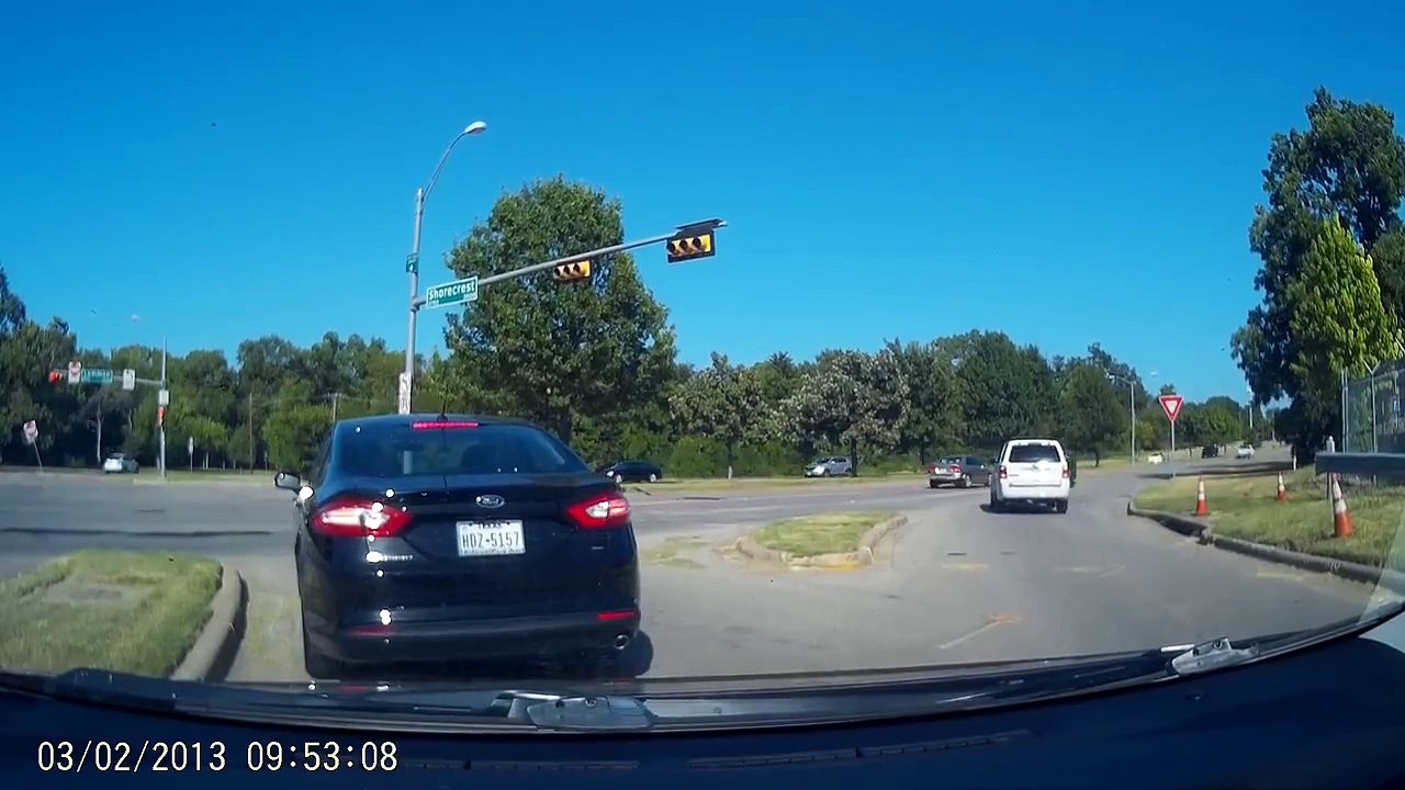 Il coupe la route à une voiture et provoque un gros crash