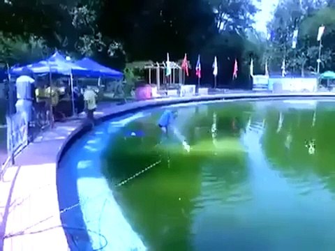 Ce bateau Radiocommandé est juste dingue... Quelle vitesse!!!!