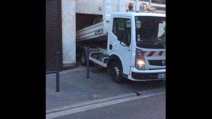 Ce maire renvoie les déchets sauvages chez les gens qui les déposent