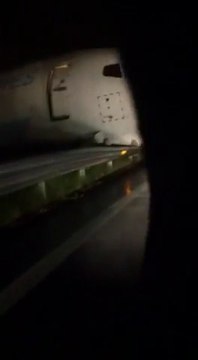 Cet avion de livraison DHL termine sur la route devant l'aéroport