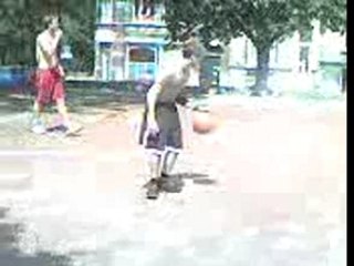 un espagnol qui essaye de jouer au basket