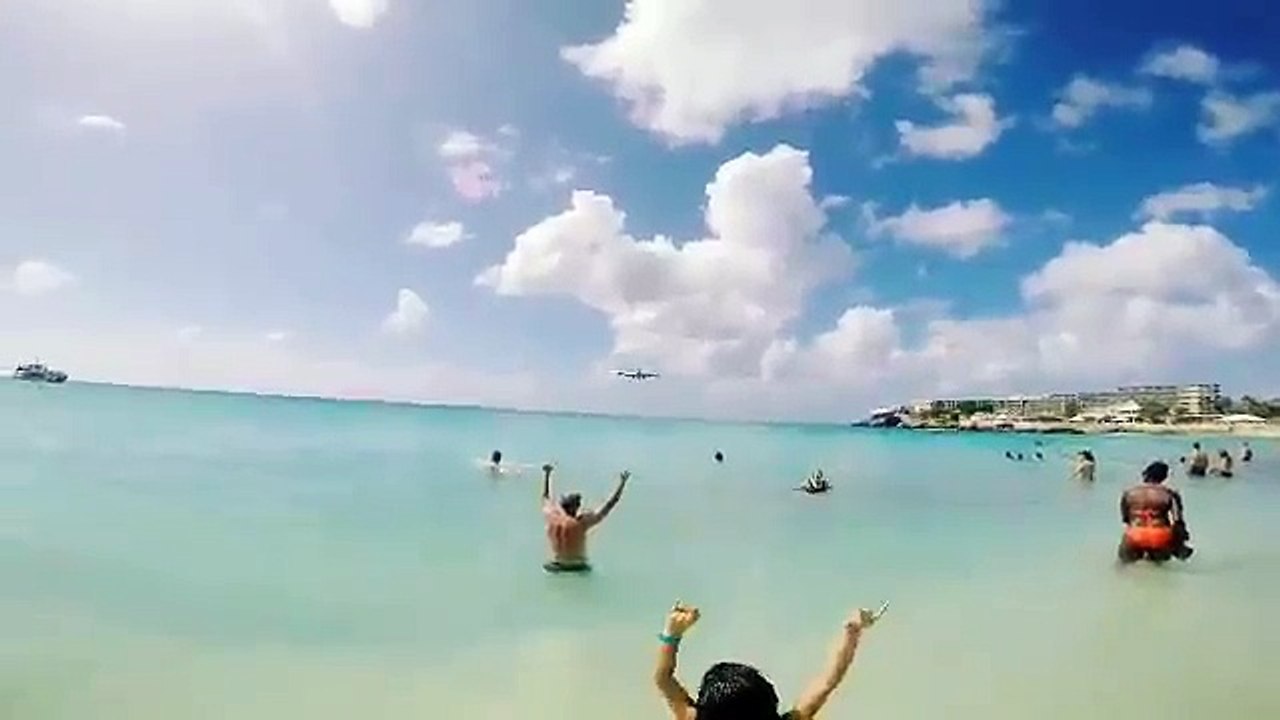 Plane nearly misses beachgoers