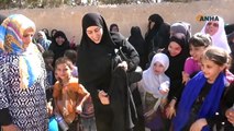Des femmes syriennes brûlent leur burqa après avoir été libérées de Daesh