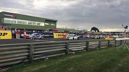 Une voiture percute la plate-forme d'un cameraman pendant une course