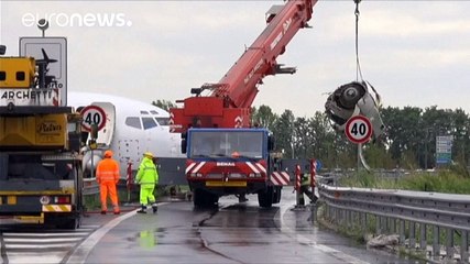 Avião de carga da DHL invade estrada adjacente a aeroporto italiano