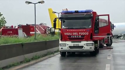 Un avion rate son atterrissage à Bergame et termine sur la route après être sorti de la piste