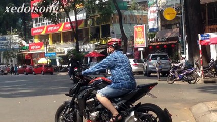 SH đứng cạnh dàn xe phân khối lớn, quá lép vế