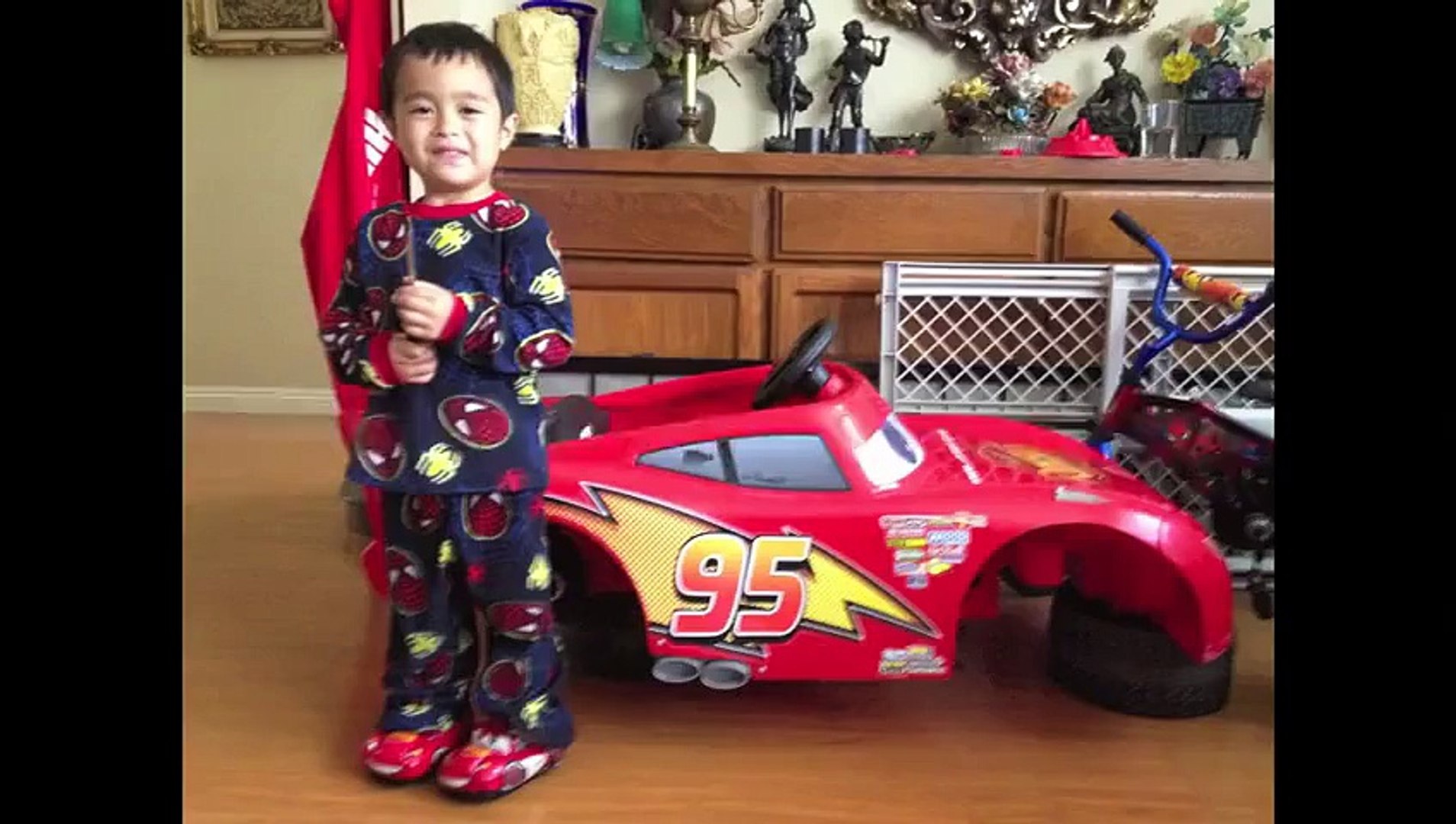 Un papa booste la voiture électrique Flash McQueen de son fils - Vidéo  Dailymotion