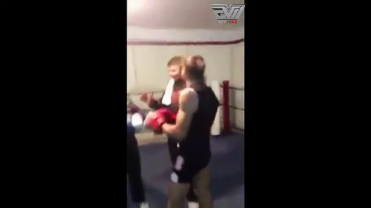 Un papy boxeur éclate un autre boxeur plus jeune... Bonne leçon de combat