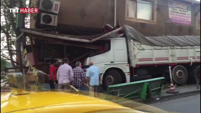 Freni boşalan kamyon, iş yerine çarparak durabildi