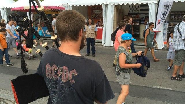 Dans les rues, au fil du Festival interceltique