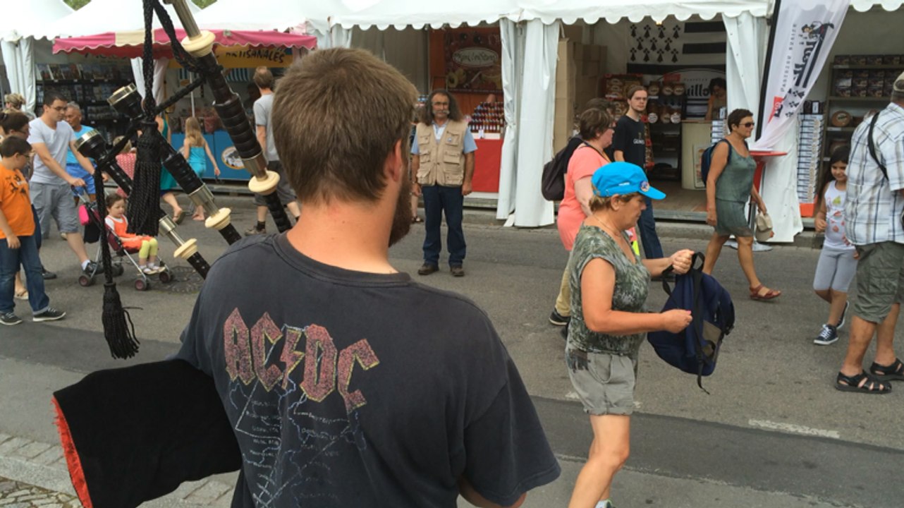 Dans les rues, au fil du Festival interceltique