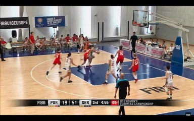 Alice Martins ganha ressalto e marca 2 pontos no jogo Portugal-Alemanha do Europeu de sub-18 femininos.