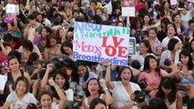 Madres filipinas amamantan a sus hijos en una jornada de 