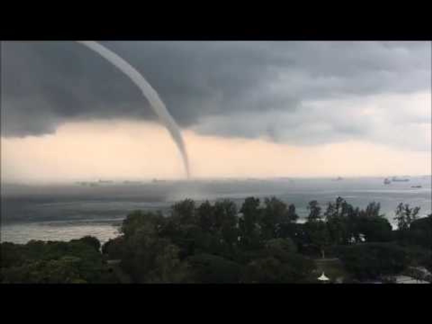 Huge Waterspout Appears Off Singapore S East Coast Park Video Dailymotion