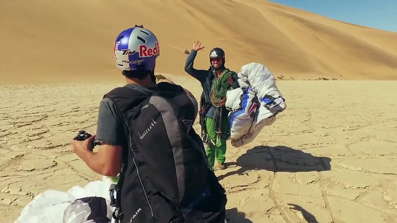 Acrobatic Paragliding the Huge Sand Dunes of Namibia  86/kh