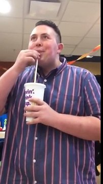 Il fait du Dubstep avec une paille et un gobelet