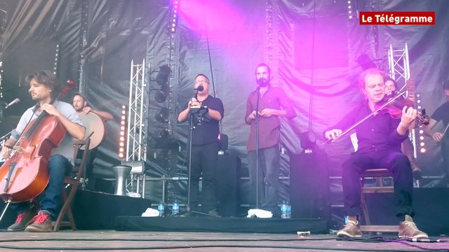 Bout du Monde. Démarrage cool scène Kermarrec avec la Kreiz Breizh Akademi