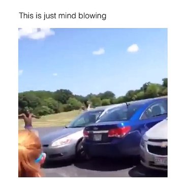 2 gars enchainent les saltos au dessus de voitures... Dingue