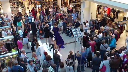 Flashmob opera in de Bijenkorf 25-9-2011