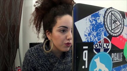 Shera devant des vidéos Youtube