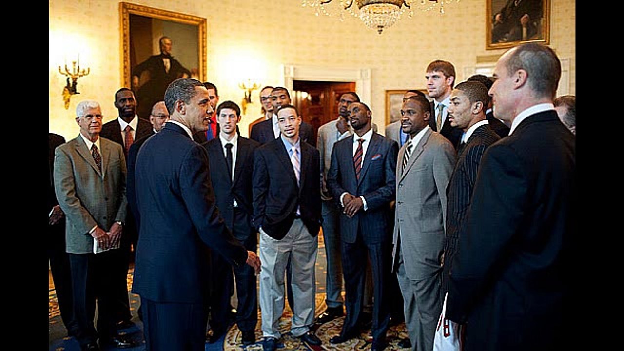 Drake brings Derrick Rose and son on stage at MSG