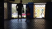 Entraînement boxe thaï Miami. Club de beaucoup de gens qui boxe à L'UFC