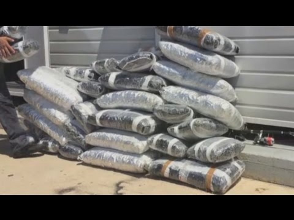 San Cataldo (LE) - Oltre un quintale di marijuana in un'imbarcazione, arrestato scafista (06.08.16)