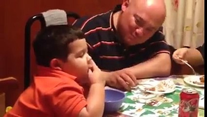 بالفيديو.. براءة الأطفال تجمع بين الأكل والنوم فى نفس الوقت