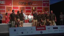 Felipe VI entrega a Pierre Casiraghi uno de los premios de la Copa del Rey de Vela
