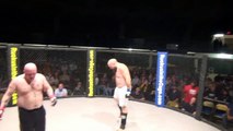 Ce combattant de MMA se fait dessus en plein combat