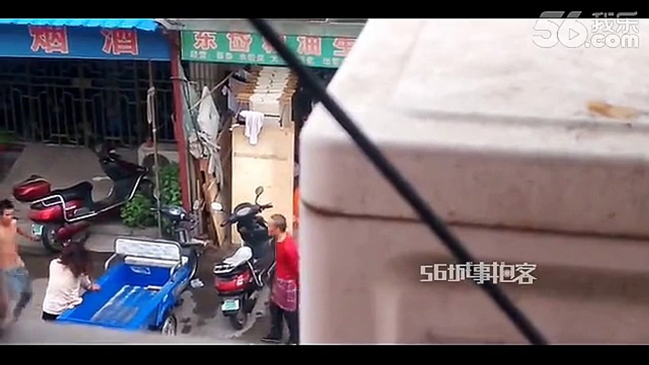 Une femme battue en pleine rue et sauvé par des passants