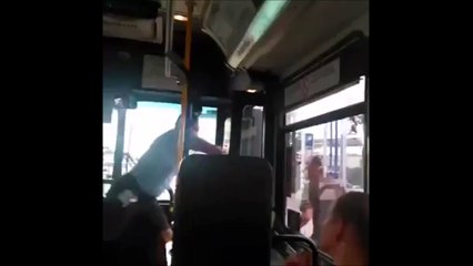 Un passager crache au visage du chauffeur de bus... Il aurait pas du!