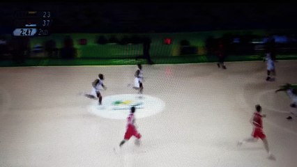Milos Teodosic régale avec une passe aveugle !
