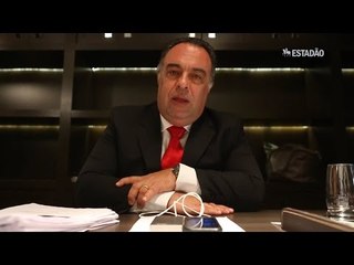 "Viajar em um avião é menos sério que construir um aeroporto", diz André Vargas
