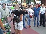 Настоящая птица орёл с девушкой в городе Орле 5 августа 2016 года