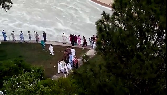 Laissez vous hypnotiser par cette chute d'eau impressionnante