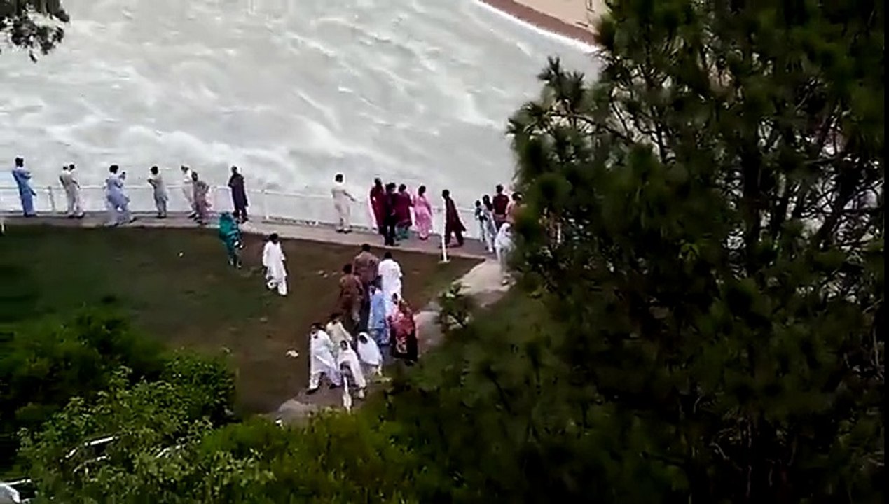 Laissez vous hypnotiser par cette chute d'eau impressionnante