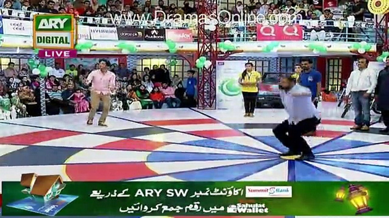 Man’s Pent got  Off in Fahad Mustafa’s Live Show While Doing Sit Ups