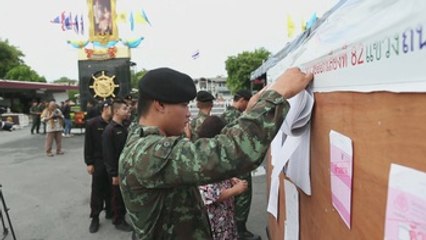 Los tailandeses votan la Constitución propuesta por la junta militar