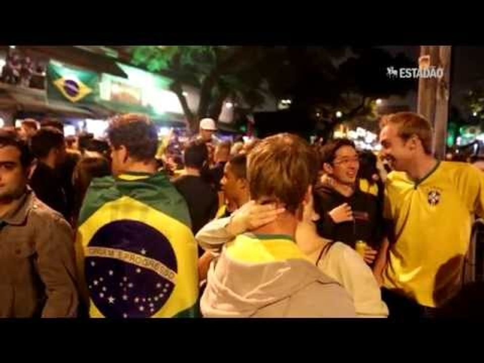 Torcedores não aceitam vexame da seleção, mas festa continua