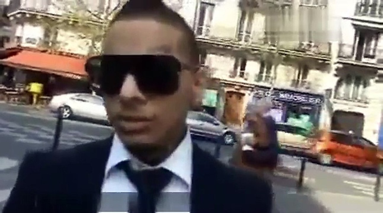 تونسي يتجول في الشارع حاملا نصف مليون يورو (أكثر من 500 ألف دينار) قام بسحبها من البنك.. ملا لعب
