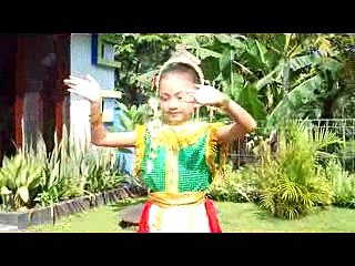 rizky penari cilik. tari tradisional jawa