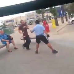 Un passager crache au visage du conducteur du bus, ce dernier devient dingue !