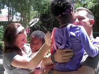 Una Pareja Adopta Dos Niños: Este Es El Momento En Que Se Encuentran Por Primera Vez