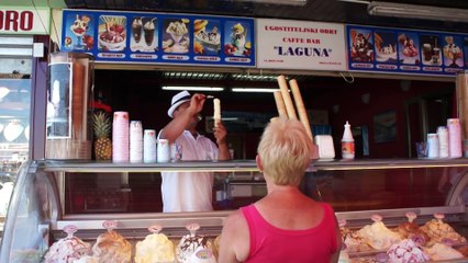 Un artisan glacier réalise une glace réservée aux adultes !